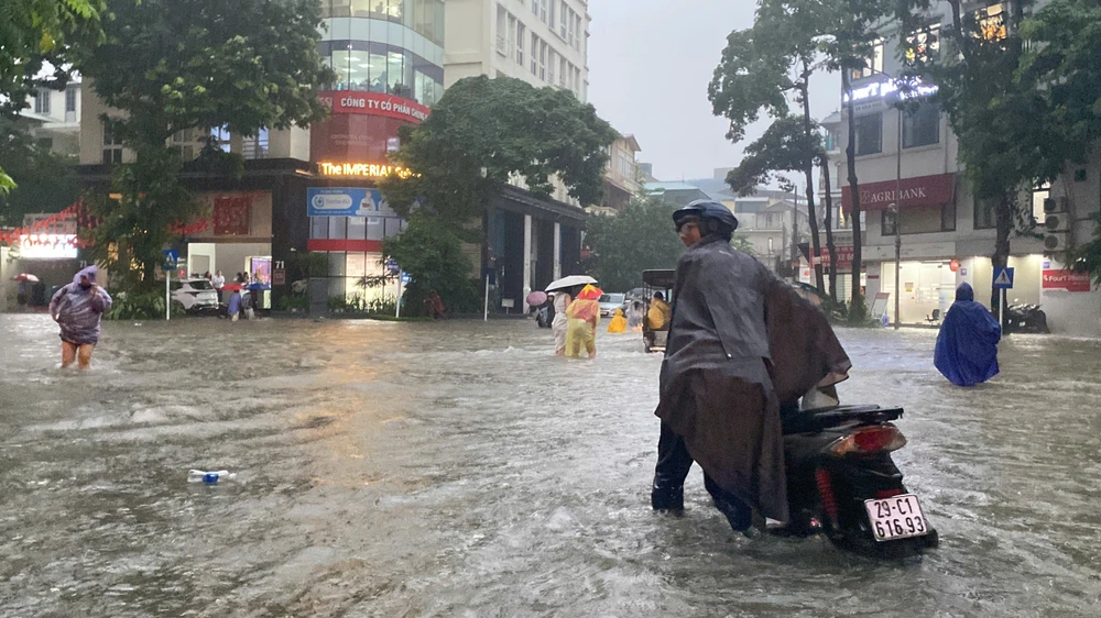 Hà Nội ngập khắp nơi, nhiều sinh hoạt bị ảnh hưởng nghiêm trọng ảnh 8