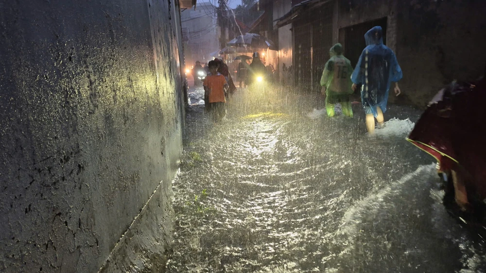 Ngập nặng tại phường Phú Lương (Hà Nội)