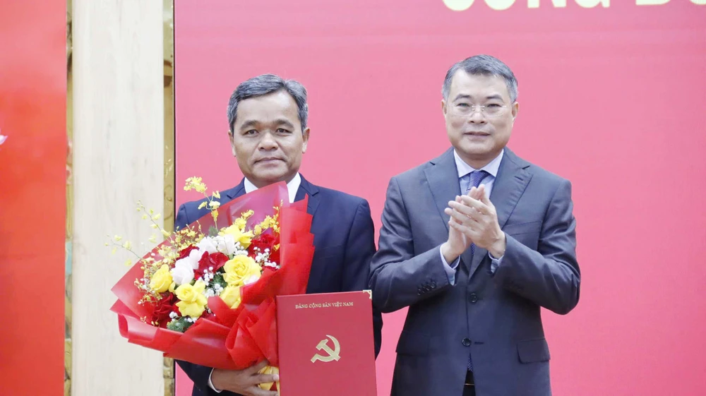 Ông Lê Minh Hưng, Ủy viên Bộ Chính trị, Trưởng ban tổ chức Trung ương trao Quyết định cho ông Hồ Văn Niên (bên trái), Tân Bí thư Tỉnh ủy Quảng Ngãi.