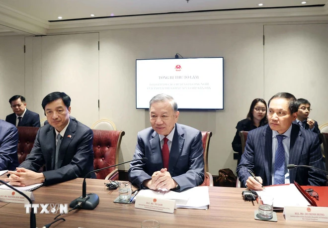 Tổng Bí thư Tô Lâm dự tọa đàm với các chuyên gia công nghệ của Anh và thế giới về AI và Chip bán dẫn. (Ảnh: Thống Nhất/TTXVN)