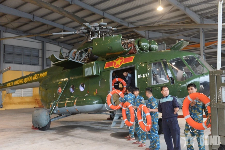 Trực thăng sẵn sàng thực hiện nhiệm vụ. (Ảnh: VĂN CHUNG/QĐND)