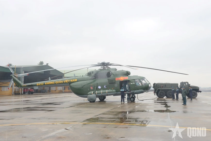 Trực thăng và hàng chục ngàn chiến sĩ cứu hộ người dân vùng lũ ảnh 4