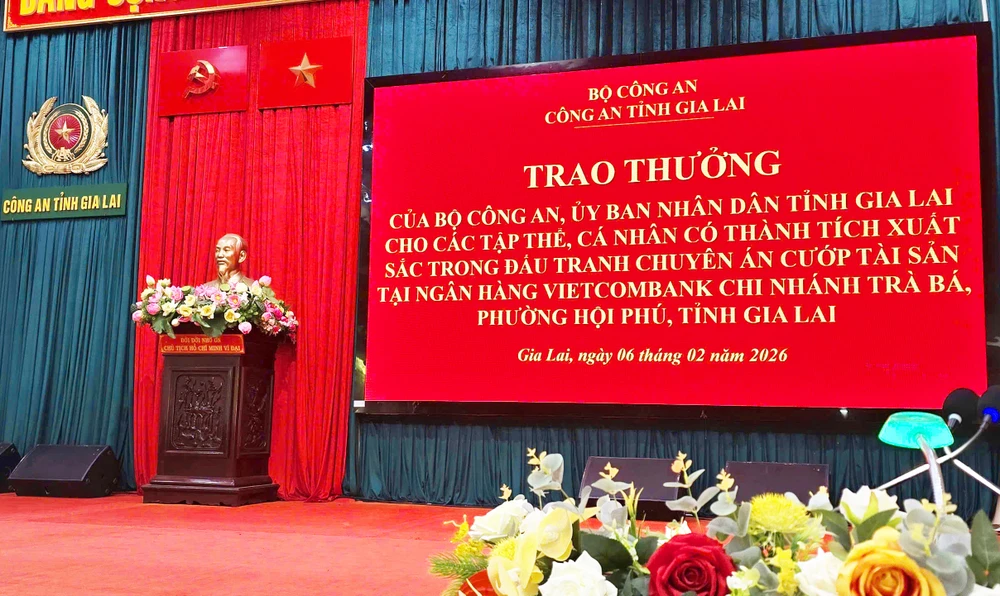 thu-khen-bo-cong-an-bat-cuop-ngan-hang-gia-lai-1-9241-7326.jpg