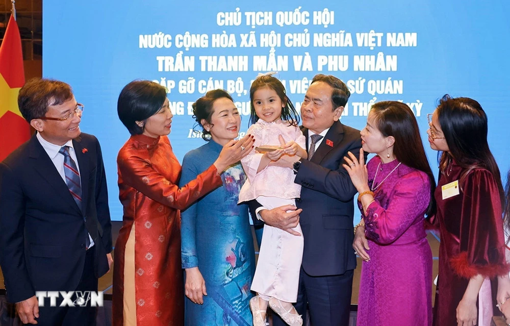 chu-tich-quoc-hoi-gap-go-cong-dong-nguoi-viet-nam-tai-tho-nhi-ky-11.jpg