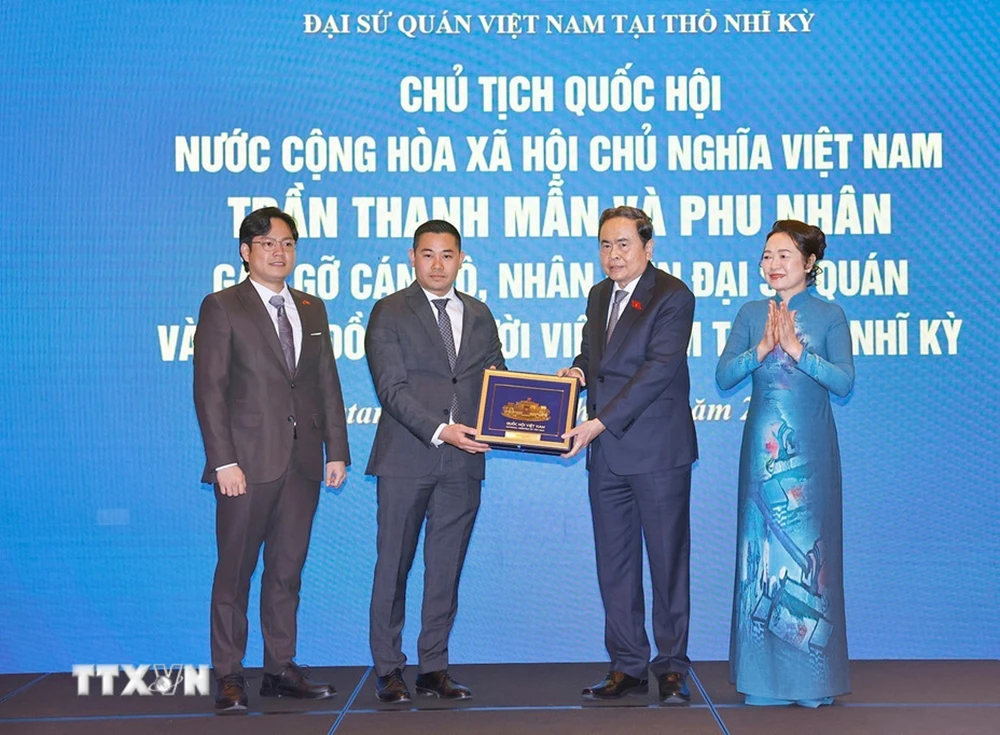 chu-tich-quoc-hoi-gap-go-cong-dong-nguoi-viet-nam-tai-tho-nhi-ky-12.jpg