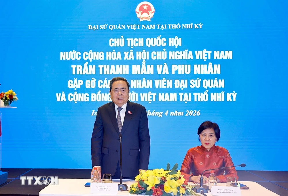 txvn-chu-tich-quoc-hoi-gap-go-cong-dong-nguoi-viet-nam-tai-tho-nhi-ky-1.jpg