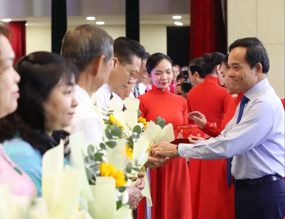 Sáng 29-1, Thành ủy TP.HCM tổ chức lễ tuyên dương 233 bí thư Chi bộ xuất sắc tiêu biểu cấp TP năm 2026 (Trong ảnh: Ủy viên Bộ Chính trị, Bí thư Thành ủy TP.HCM Trần Lưu Quang chúc mừng các bí thư chi bộ khu phố. Ảnh: THANH THÙY)