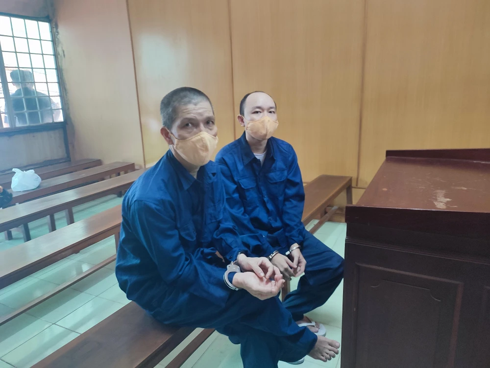 Bị cáo Cao và Linh tại toà. Ảnh NGUYỄN THÀNH