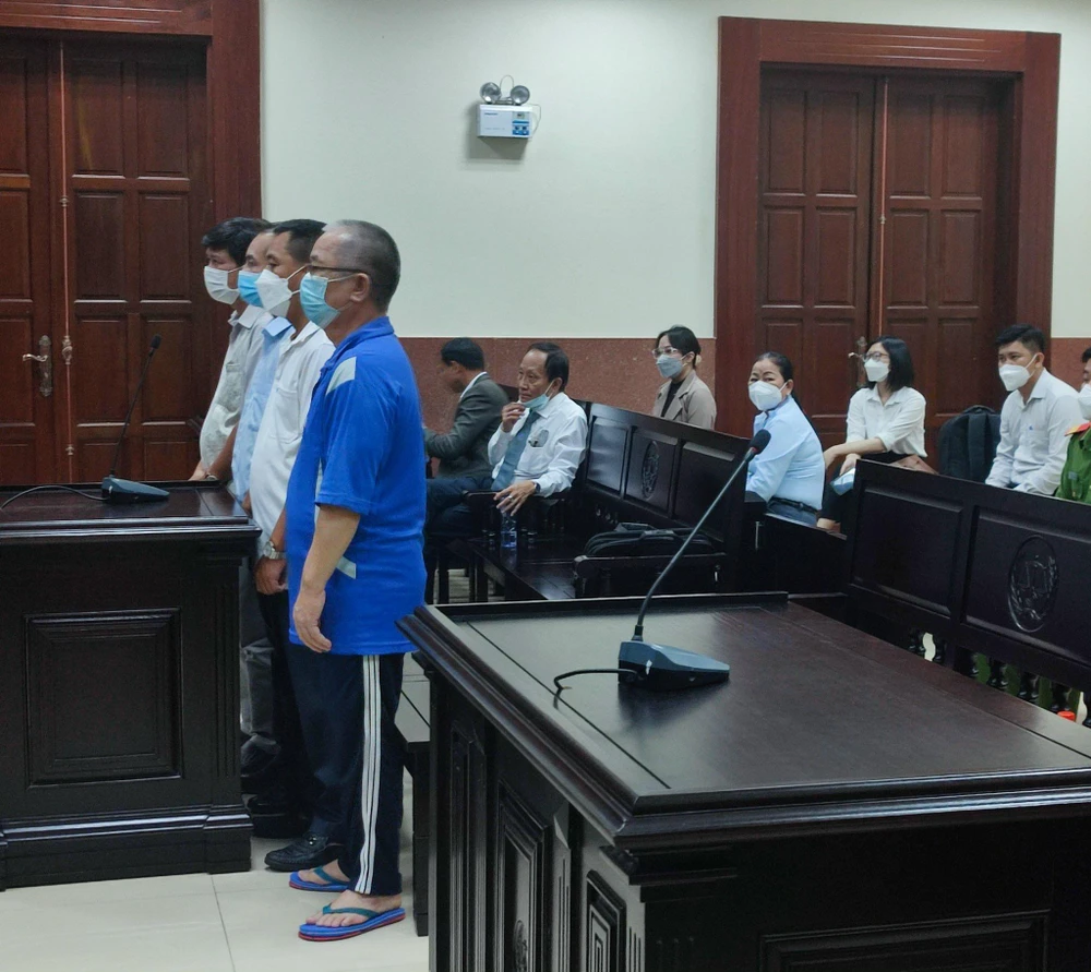 Bốn bị cáo Anh, Kiên, Tá, Hoà tại toà. Ảnh NGUYỄN THÀNH