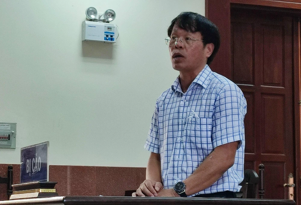 Bị cáo Đảo trình bày đơn kêu oan tại toà. Ảnh: NT