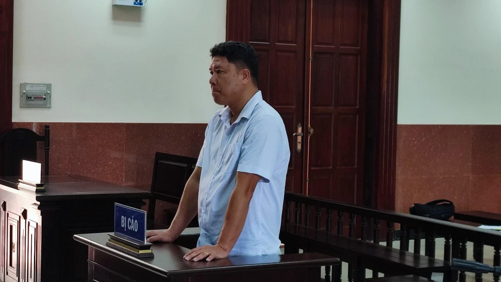 Bị cáo Nguyễn Văn Hoan bị tuyên phạt chín tháng tù. Ảnh N.THÀNH Bị cáo Nguyễn Văn Hoan bị tuyên phạt chín tháng tù. Ảnh N.THÀNH