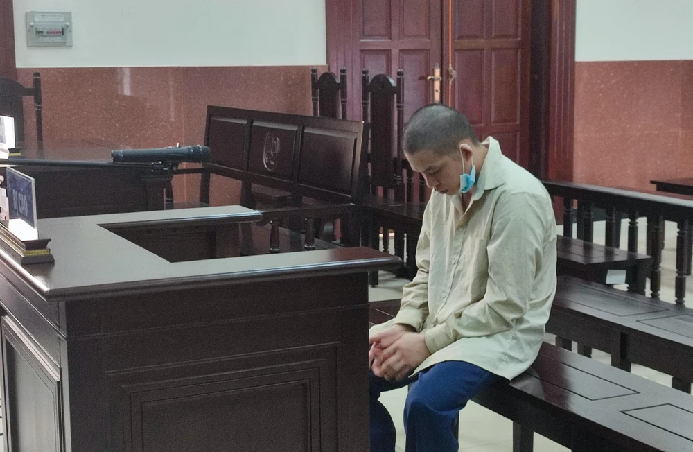 Bị cáo Mạnh bị tuyên 14 năm tù về tội hiếp dâm người dưới 16 tuổi. Ảnh: NT Bị cáo Mạnh bị tuyên 14 năm tù về tội hiếp dâm người dưới 16 tuổi. Ảnh: NT