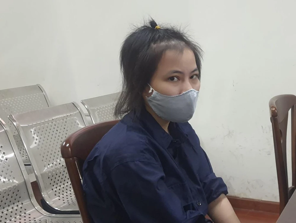 Bị cáo Dung tại Tòa Gia đình và người chưa thành niên (TAND TP.HCM). Ảnh: NT