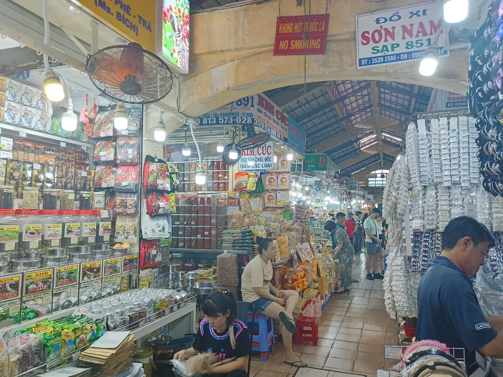 Tiểu thương chợ Bến Thành trăn trở với chiến dịch Tiktoker về hỗ trợ livestream bán hàng