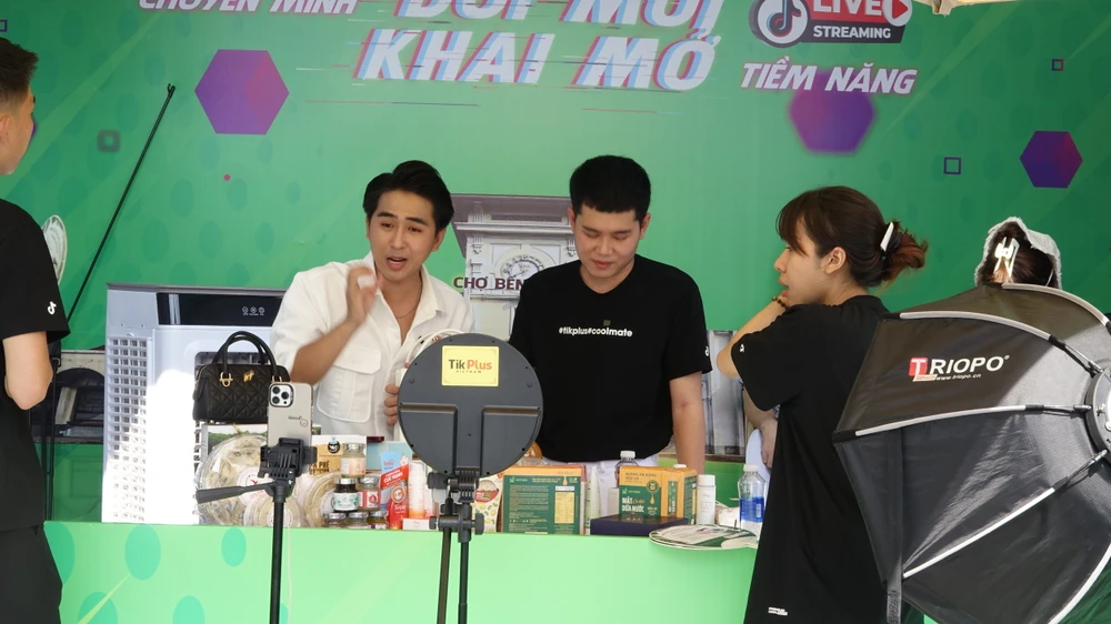 moi-tiktoker-ve-livestream-ban-hang.JPG