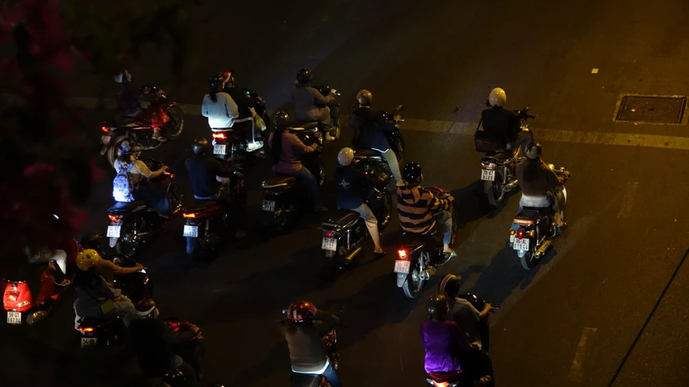 Sáng sớm ra đường, người dân TP.HCM thích thú với thời tiết se lạnh cuối năm tạo cảm giác dễ chịu, sảng khoái.