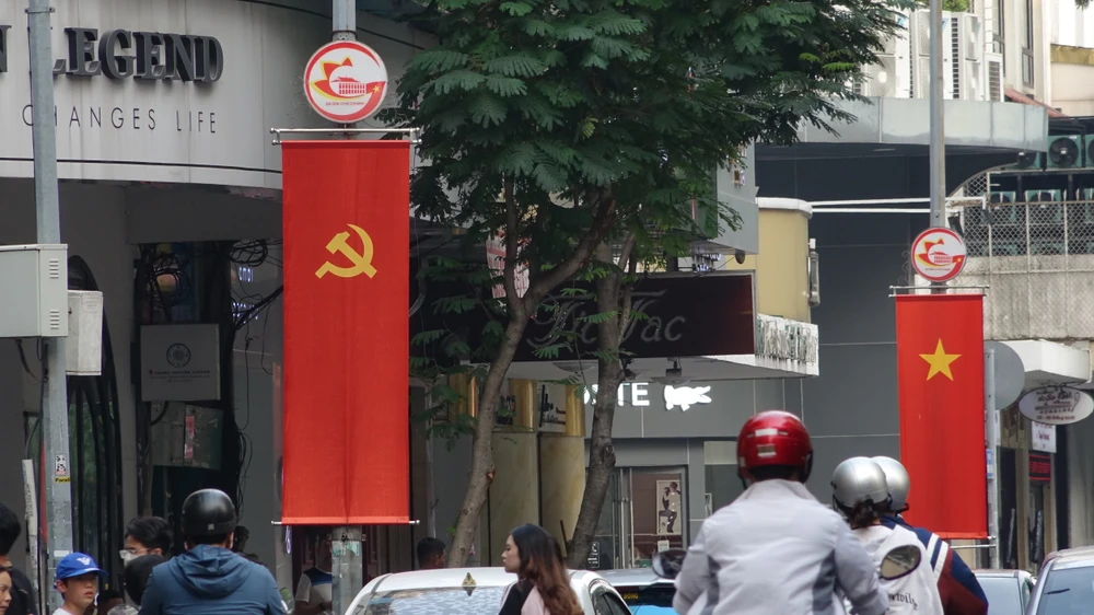 cờ hoa biểu ngữ Tết đã giăng đầy khắp phố,TP.HCM rộn ràng sẵn sàng chào đón năm mới 2024.