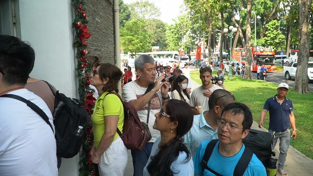 khách tham quan Dinh Độc Lập đông đúc ngày cuối năm