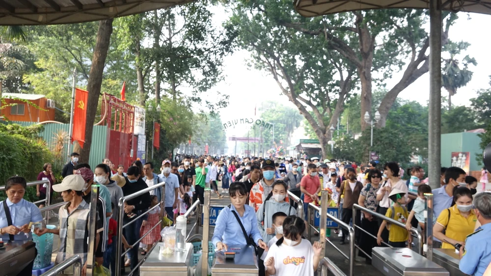 Xếp hàng dài vào Thảo cầm viên Sài Gòn ngày cuối năm