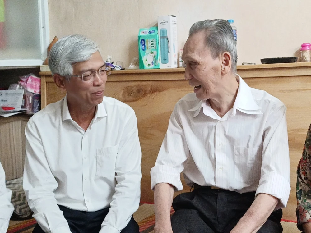 Phó Chủ tịch UBND TP.HCM Võ Văn Hoan đến thăm, chúc Tết, tặng quà các cá nhân, gia đình tiêu biểu