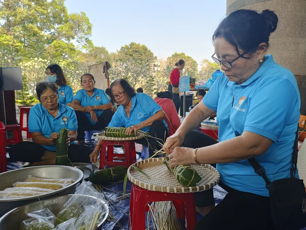 Sôi nổi cuộc thi 'gói - nấu bánh tét' lần thứ XII năm 2024