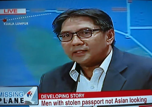 Hai kẻ dùng hộ chiếu giả không giống người châu Á 1