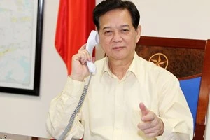 Thủ tướng Nguyễn Tấn Dũng điện đàm tại trụ sở Chính phủ. (Ảnh: Đức Tám/TTXVN)