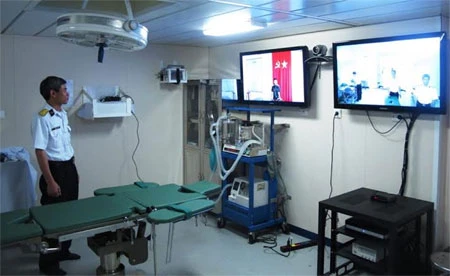 Tàu HQ-561 Kiểm tra kết nối trực tuyến giữa tàu HQ-561 và Bệnh viện 175. Phòng chụp X-quang hiện đại trên tàu HQ-561 Lực lượng của tàu HQ-561 luyện tập tình huống cứu người bị rơi xuống biển Lực lượng của tàu HQ-561 luyện tập chuẩn bị cho tham gia diễn tập KOMODO