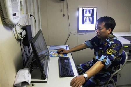 Tàu HQ-561 Kiểm tra kết nối trực tuyến giữa tàu HQ-561 và Bệnh viện 175. Phòng chụp X-quang hiện đại trên tàu HQ-561 Lực lượng của tàu HQ-561 luyện tập tình huống cứu người bị rơi xuống biển Lực lượng của tàu HQ-561 luyện tập chuẩn bị cho tham gia diễn tập KOMODO