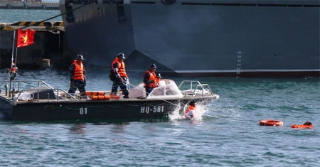 Tàu HQ-561 Kiểm tra kết nối trực tuyến giữa tàu HQ-561 và Bệnh viện 175. Phòng chụp X-quang hiện đại trên tàu HQ-561 Lực lượng của tàu HQ-561 luyện tập tình huống cứu người bị rơi xuống biển Lực lượng của tàu HQ-561 luyện tập chuẩn bị cho tham gia diễn tập KOMODO