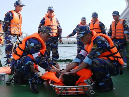 Tàu HQ-561 Kiểm tra kết nối trực tuyến giữa tàu HQ-561 và Bệnh viện 175. Phòng chụp X-quang hiện đại trên tàu HQ-561 Lực lượng của tàu HQ-561 luyện tập tình huống cứu người bị rơi xuống biển Lực lượng của tàu HQ-561 luyện tập chuẩn bị cho tham gia diễn tập KOMODO