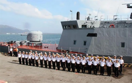 Tàu HQ-561 Kiểm tra kết nối trực tuyến giữa tàu HQ-561 và Bệnh viện 175. Phòng chụp X-quang hiện đại trên tàu HQ-561 Lực lượng của tàu HQ-561 luyện tập tình huống cứu người bị rơi xuống biển Lực lượng của tàu HQ-561 luyện tập chuẩn bị cho tham gia diễn tập KOMODO