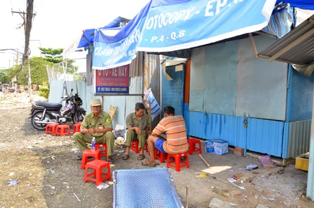 Anh Nhân thẫn thờ bên đóng sắt vụn