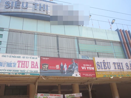 Siêu thị&nbsp;nơi được cho là đã xảy ra vụ nhân viên bắt trói và treo biển làm nhục nữ sinh S.