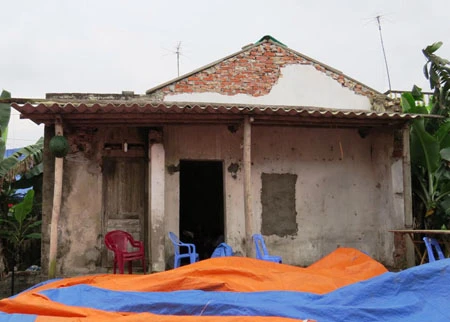 Thi thể hai mẹ con bà Vông đang nằm lạnh lẽo trong ngôi nhà này mà chưa có tiền để &nbsp;mai táng.