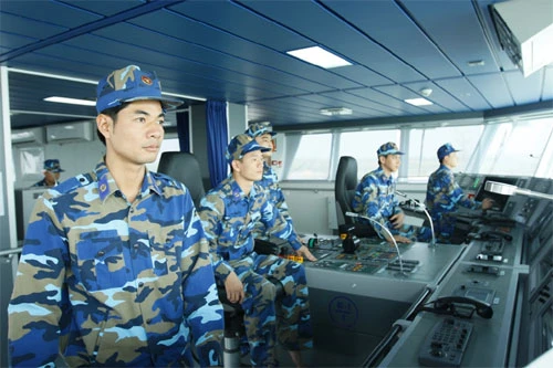 Cán bộ, chiến sĩ tàu CBS 8001 thực hiện nhiệm vụ. Ảnh: Chu Anh