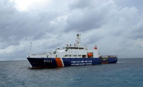 Tàu CBS 8001 làm nhiệm vụ trên biển.