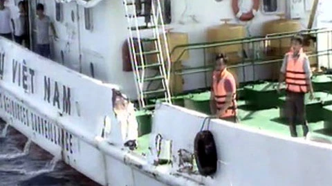 Tàu kiểm ngư của Việt Nam sau khi bị tàu Trung Quốc đâm