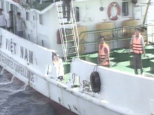 Tàu kiểm ngư của Việt Nam bị tàu Trung Quốc đâm vỡ mạn. kiemngu1-4296-1399964646.jpg