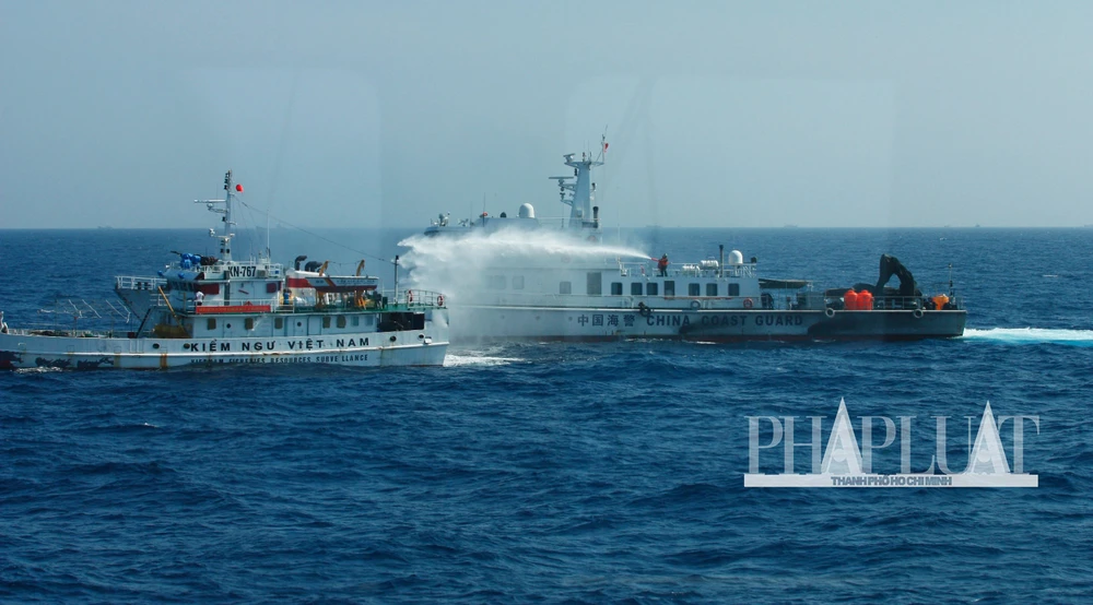 Chùm ảnh mới nhất: Tận mắt chứng kiến tàu Trung Quốc húc tàu Cảnh sát biển Việt Nam ảnh 13