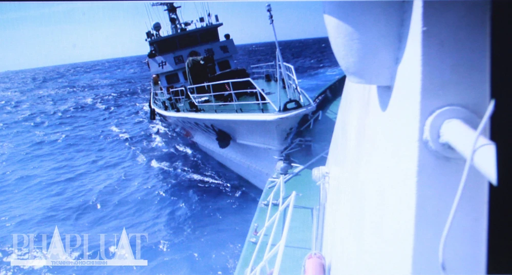 Chùm ảnh mới nhất: Tận mắt chứng kiến tàu Trung Quốc húc tàu Cảnh sát biển Việt Nam ảnh 4