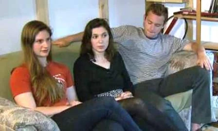 Phát hiện 40.000 USD trong ghế sô-pha cũ