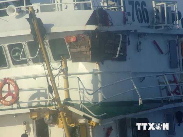 Kết nạp đảng cho cán bộ thông tin ngay trên tàu khi đang bám trụ ở khu vực giàn khoan trái phép ảnh 1