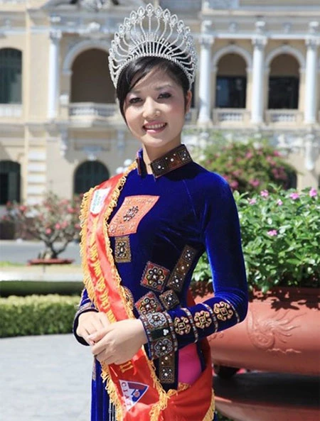 Một hoa hậu viết đơn xin trả lại vương miện ảnh 1