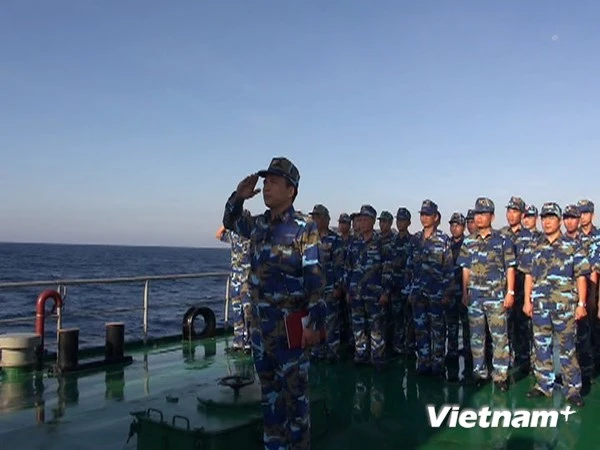 Trực tiếp từ Hoàng Sa: Thiêng liêng nghi lễ chào cờ Tổ Quốc ảnh 1