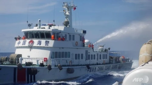 Tàu Trung Quốc dùng vòi rồng tấn công tàu Việt Nam (Ảnh AFP)