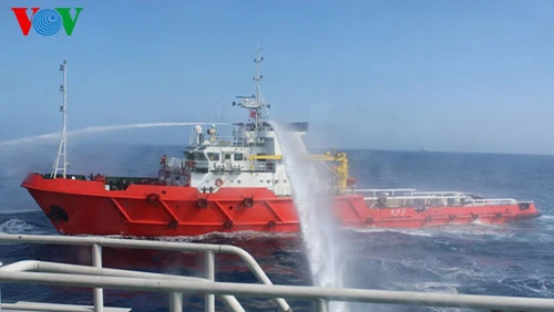Tàu dịch vụ không số của Trung Quốc áp sát chĩa vòi rồng, phun nước vào tàu Kiểm ngư HP 926 của Việt Nam