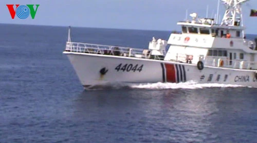 Tàu Hải cảnh 44044 TQ chuyển hướng đâm vào tàu Cảnh sát biển Việt Nam 4033 (trước khi đâm, mũi tàu44044 TQ còn nguyên vẹn)