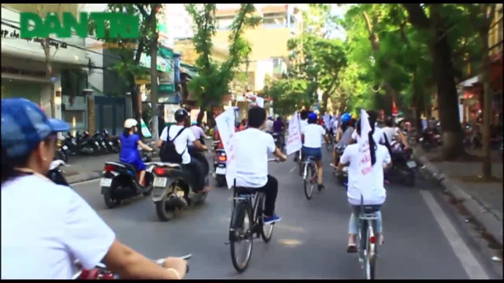 Giới trẻ xuống đường kêu gọi: 