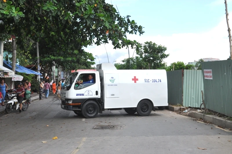 Cơ quan chức năng đưa xác nạn nhân về khám nghiệm pháp y